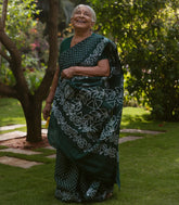 Bottle Green Sungudi Cotton Saree With Tie & Dye Floral Motifs