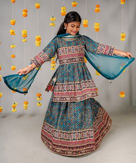 Teal geometric printed short kurta and skirt set with matching dupatta
